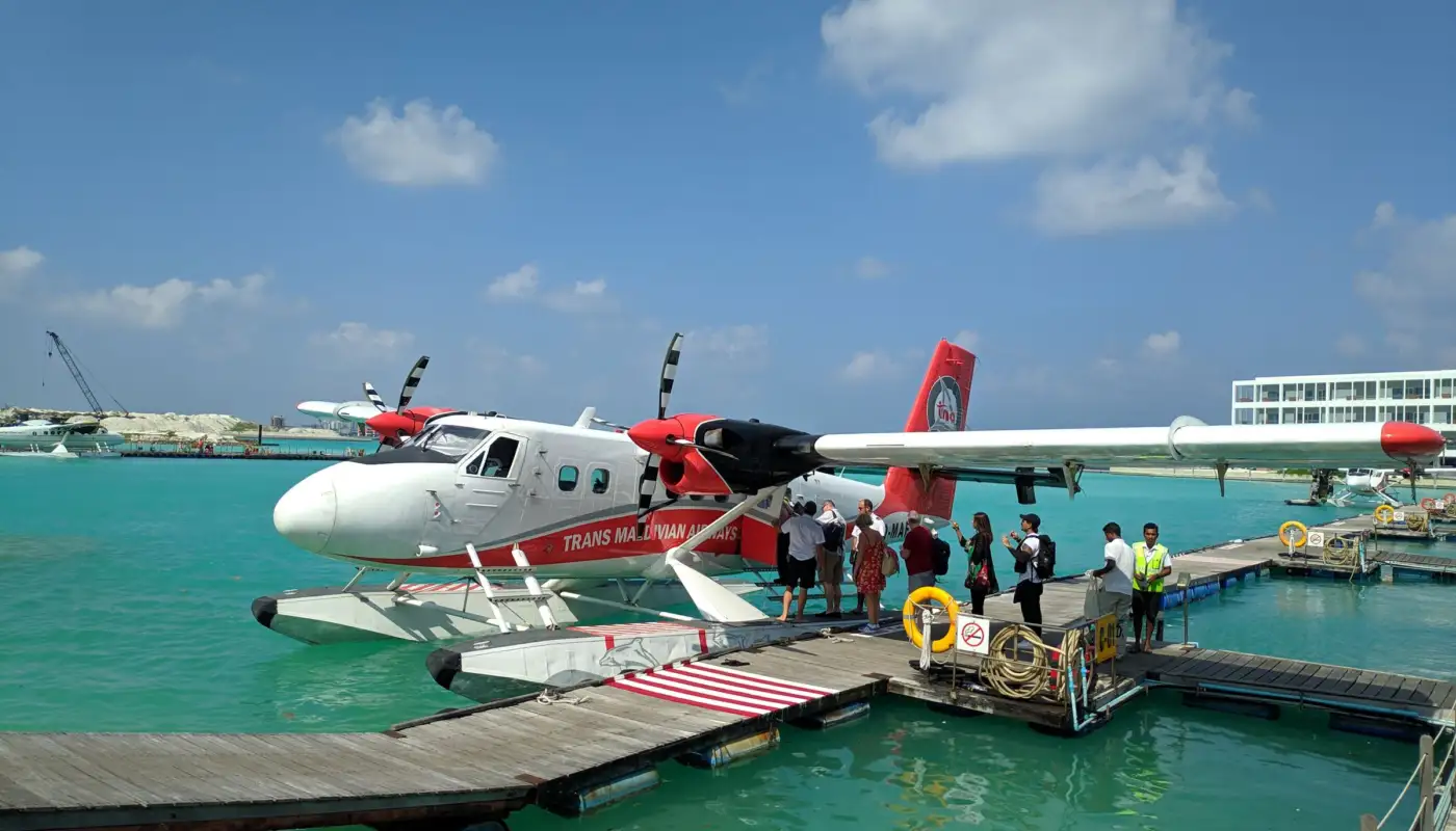 Hydravion embarquant des passagers au port de Malé sous un ciel bleu aux Maldives