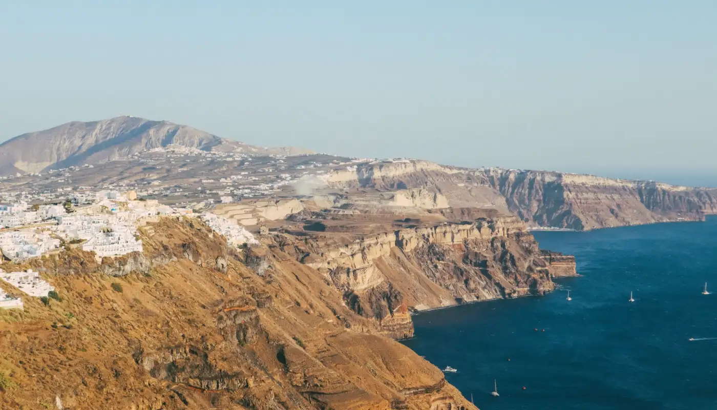 Falaises de la caldeira de Santorin avec les villages blancs perchés au-dessus de la mer Égée