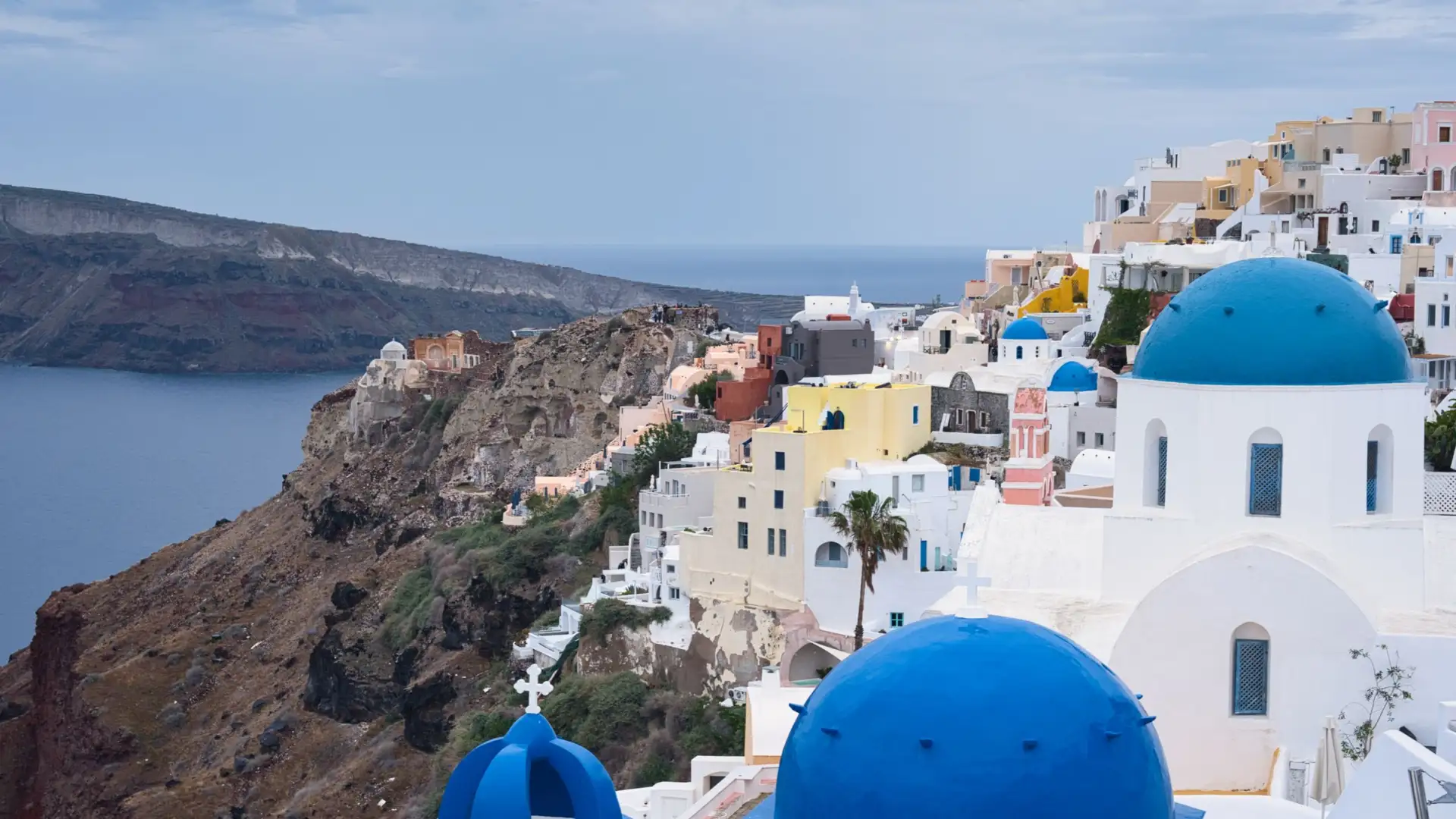 Maisons blanches et dômes bleus d'Oia, à Santorin, au-dessus de la caldeira