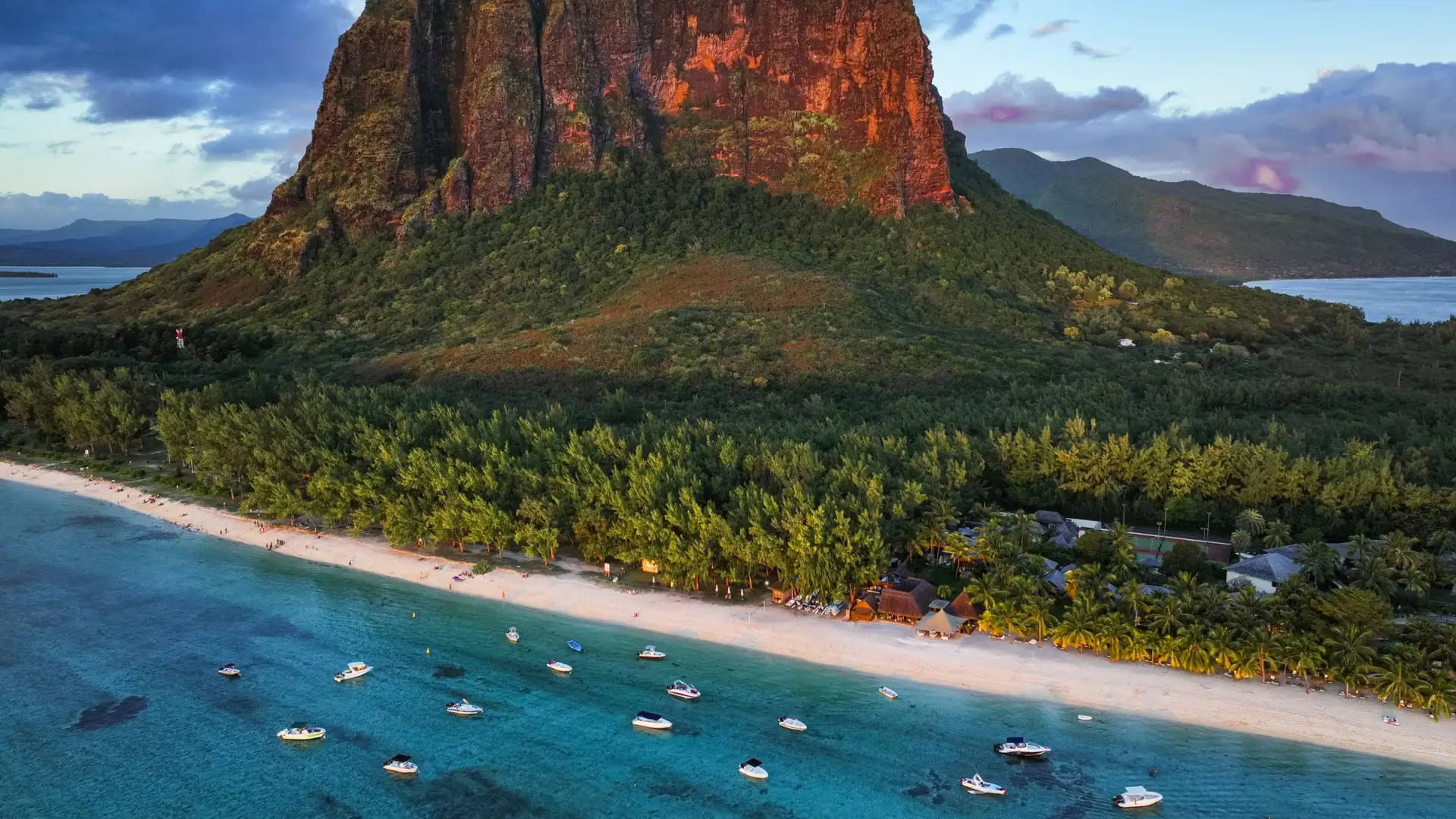 Vue aérienne du Morne Brabant et de sa plage bordée de bateaux, au sud-ouest de l'île Maurice
