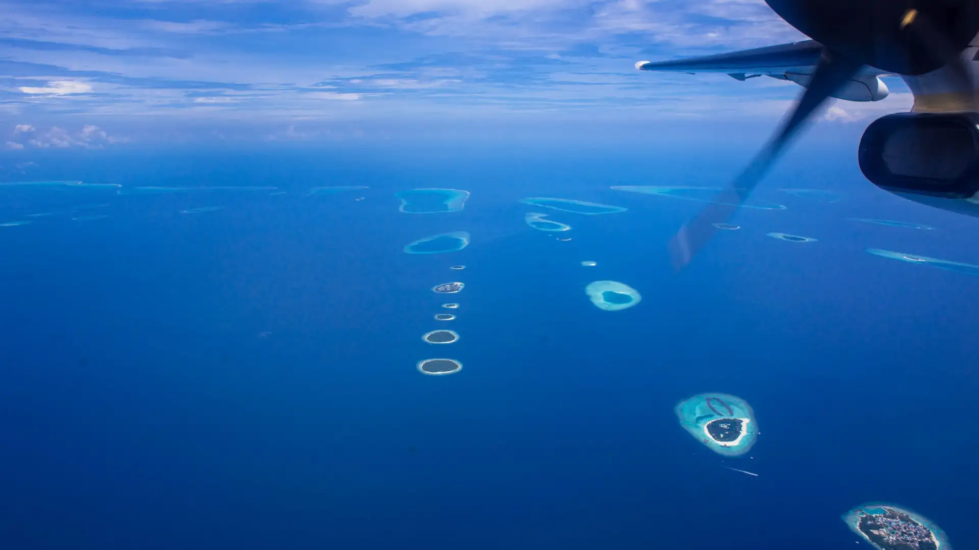 Vue aérienne d'atolls des Maldives photographiée depuis un hydravion, îles et lagons turquoise sur l'océan