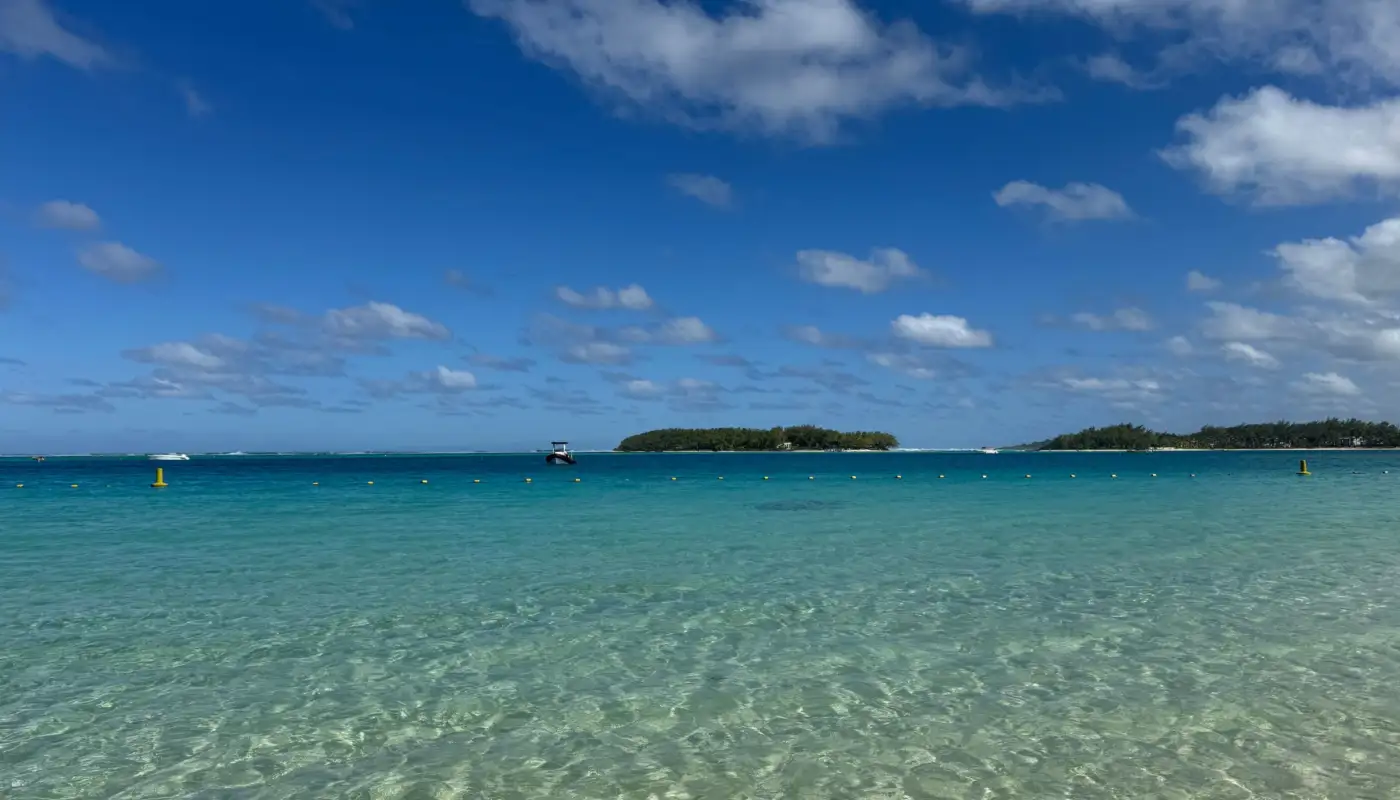 Lagon transparent de Blue Bay, dans le district de Grand Port au sud-est de l'île Maurice, sous un ciel dégagé