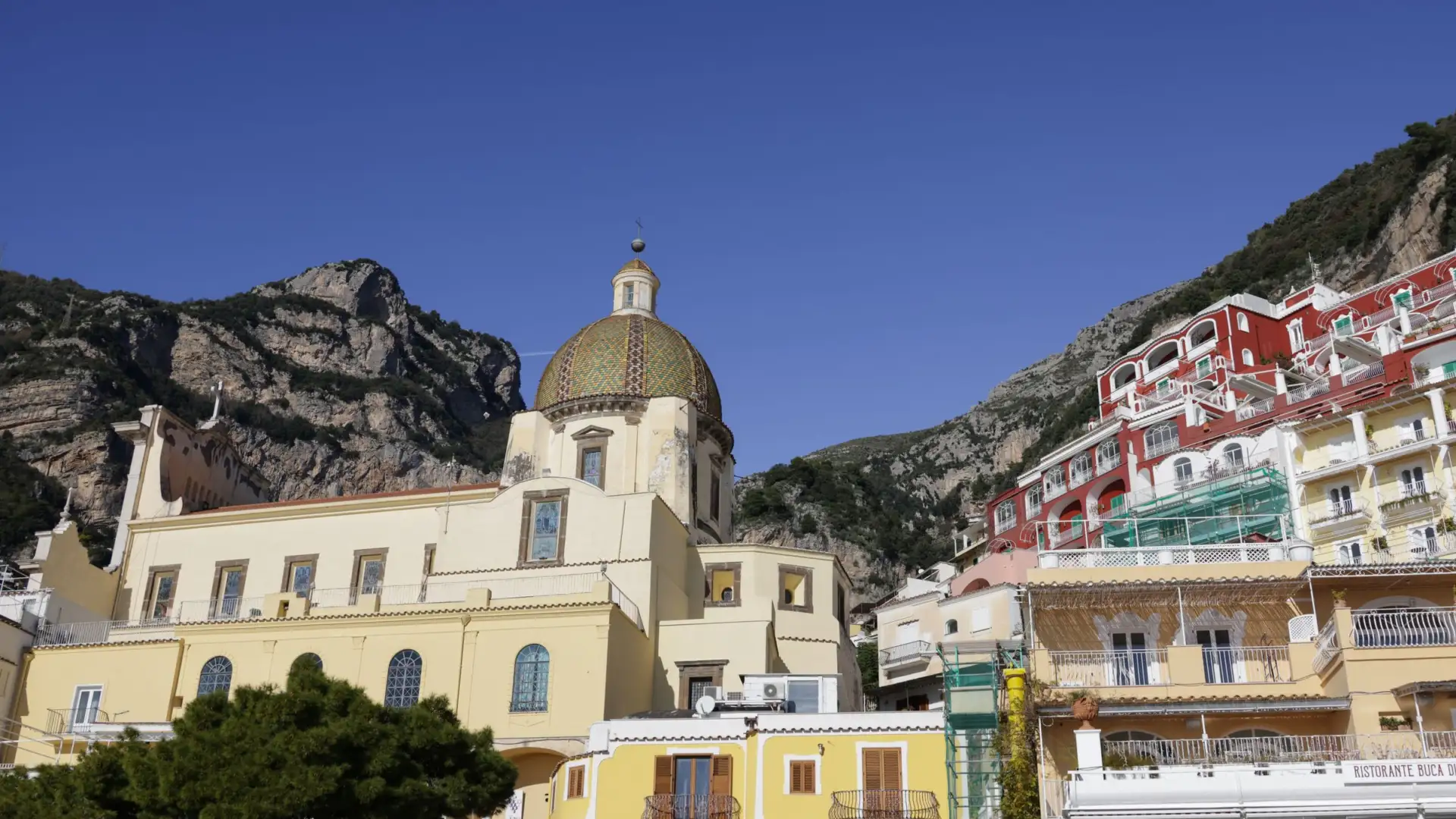 Les maisons colorées de Positano accrochées aux falaises de la côte amalfitaine, en Italie
