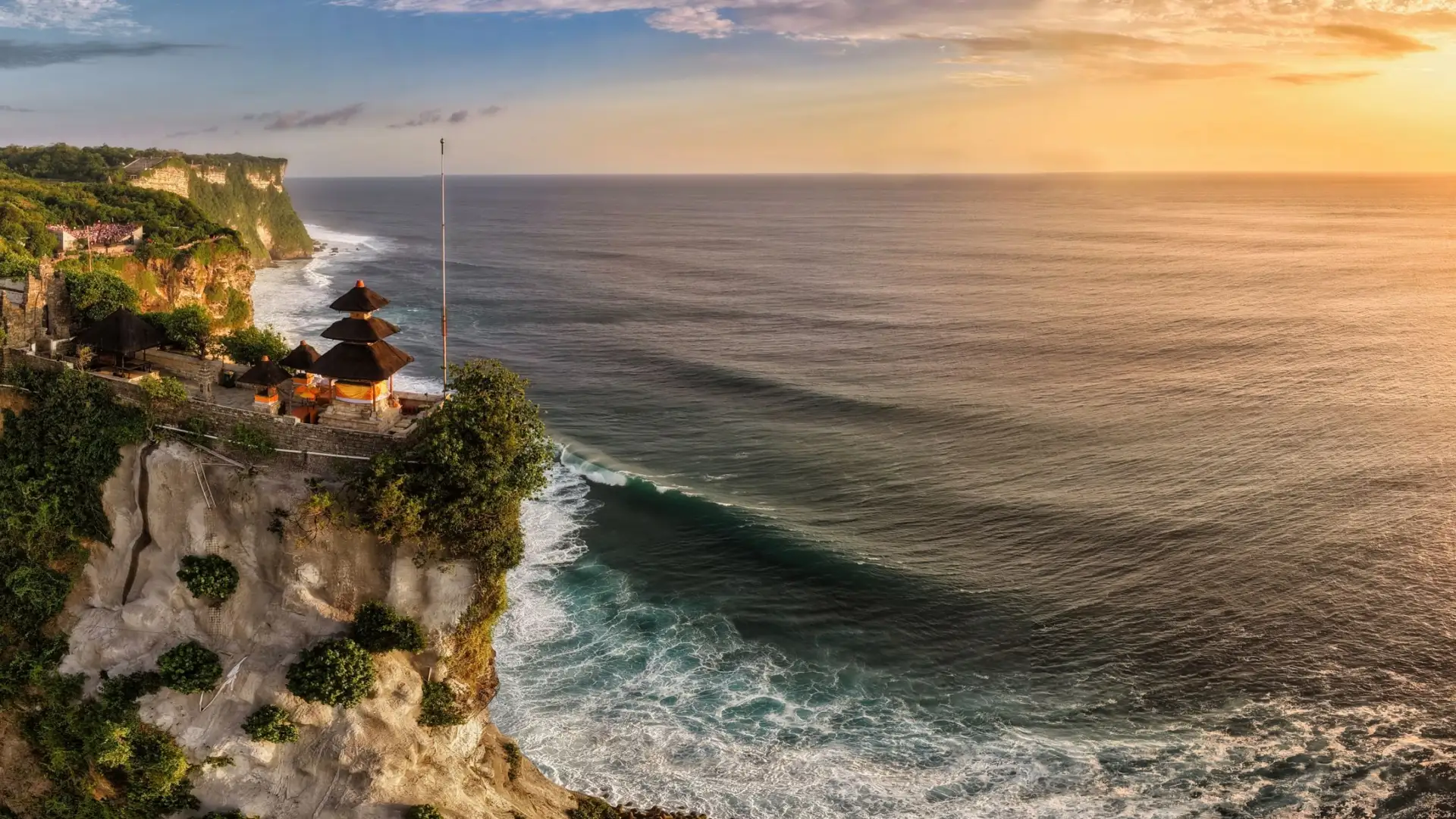 Temple d'Uluwatu perché sur sa falaise face à l'océan Indien au coucher du soleil, Bali