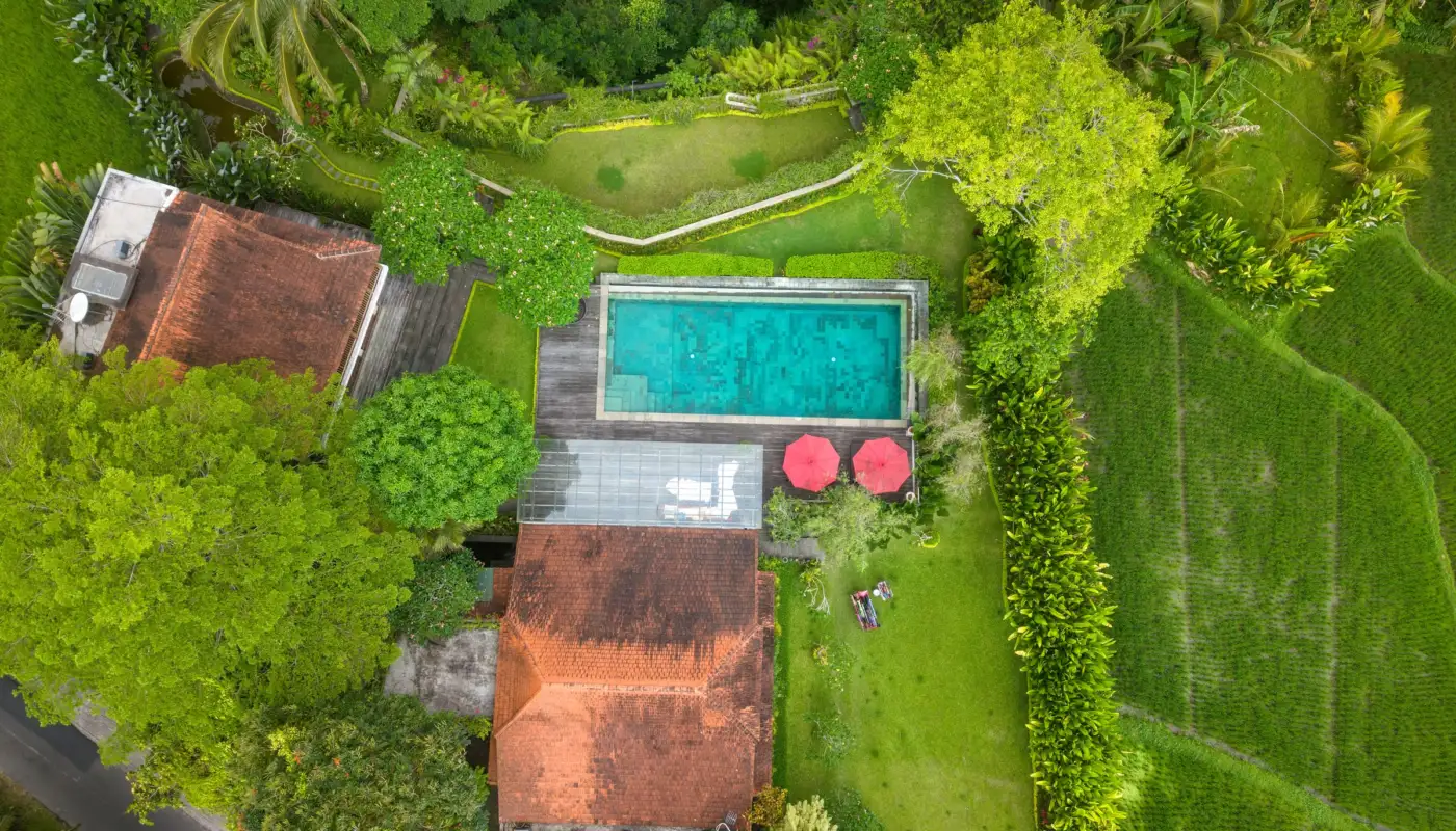 Villa avec piscine privée entourée de végétation tropicale à Bali, vue aérienne
