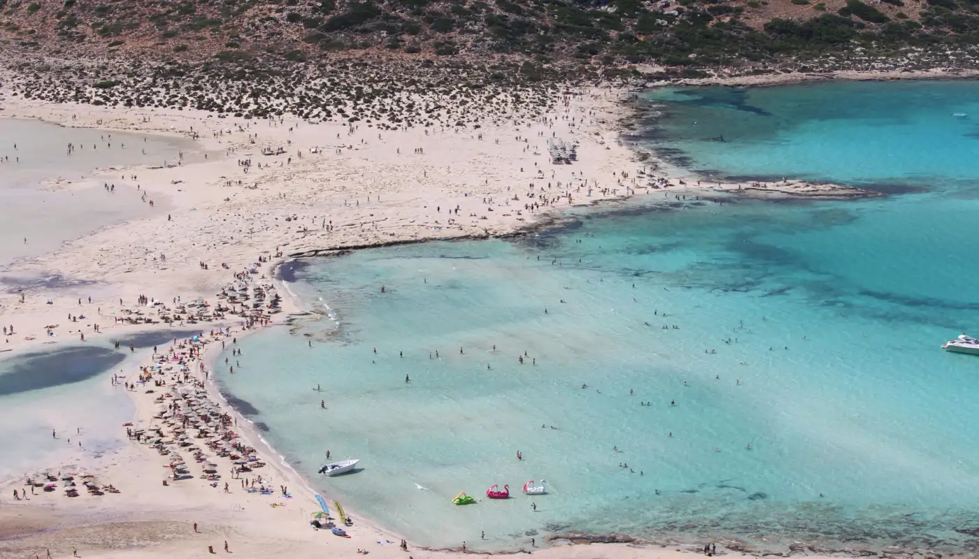 Vue aérienne de la lagune de Balos en Crète, eau turquoise peu profonde et bancs de sable