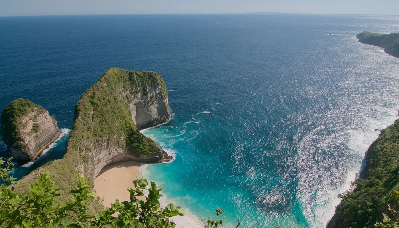 Plage de Kelingking à Nusa Penida, falaise et eau turquoise vues du ciel