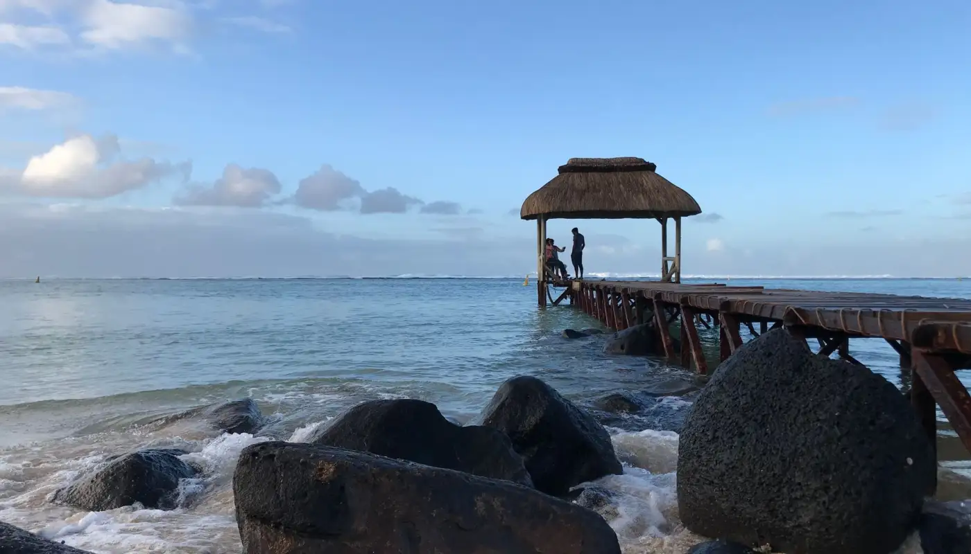 Kiosque de plage en bois face au lagon à Bel Ombre, sur la côte sud de l'île Maurice