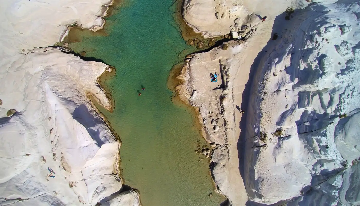 Vue aérienne de la plage de Sarakiniko à Milos, roche volcanique blanche et eau turquoise