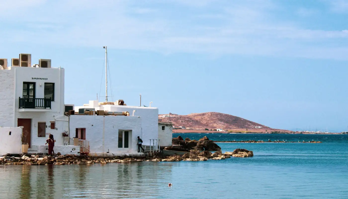 Maisons blanches au bord de l'eau dans le port de Naoussa, sur l'île de Paros
